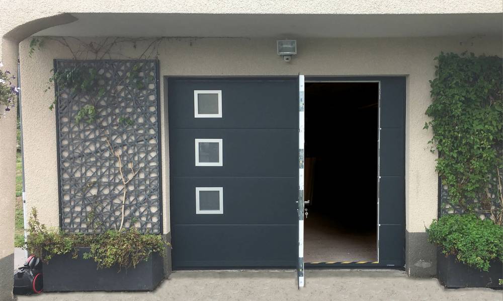 Porte sectionnelle avec hublots et portillon.jpg