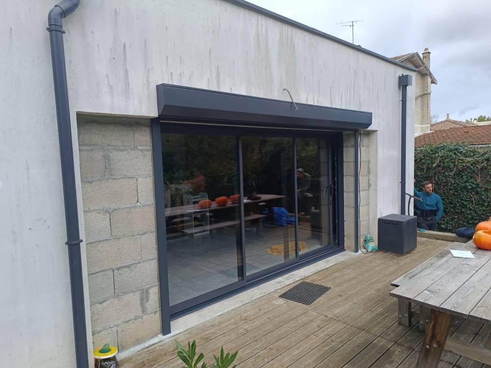 BAIE VITREE  3 VTX AVEC VOLET ROULANT MONOBLOC POSEE VUE EXT..jpg